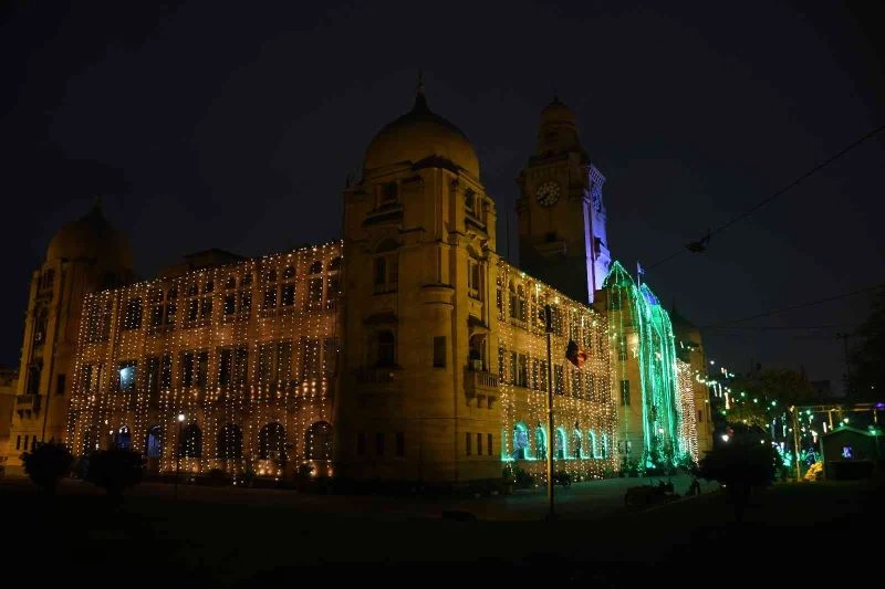 Pakistan’da Mevlid Kandili için sokaklar ve binalar ışıklandırıldı
