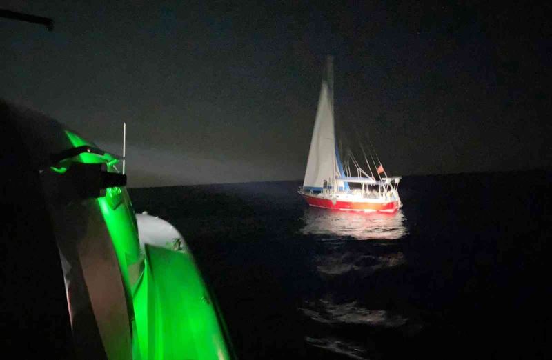 Yelkenli teknede 26 göçmen yakalandı

