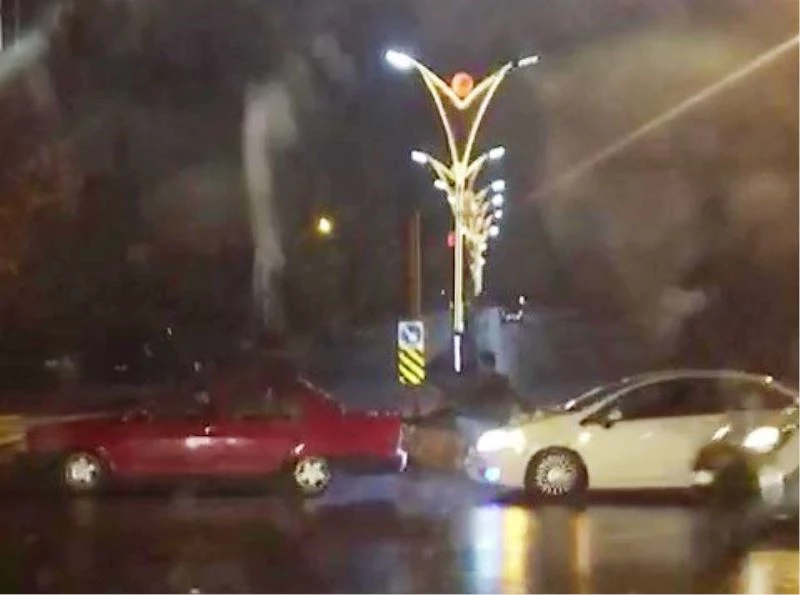 Hareket halindeki aracın kaputunun üzerine oturup, ayaklarıyla öndeki aracı ittiler
