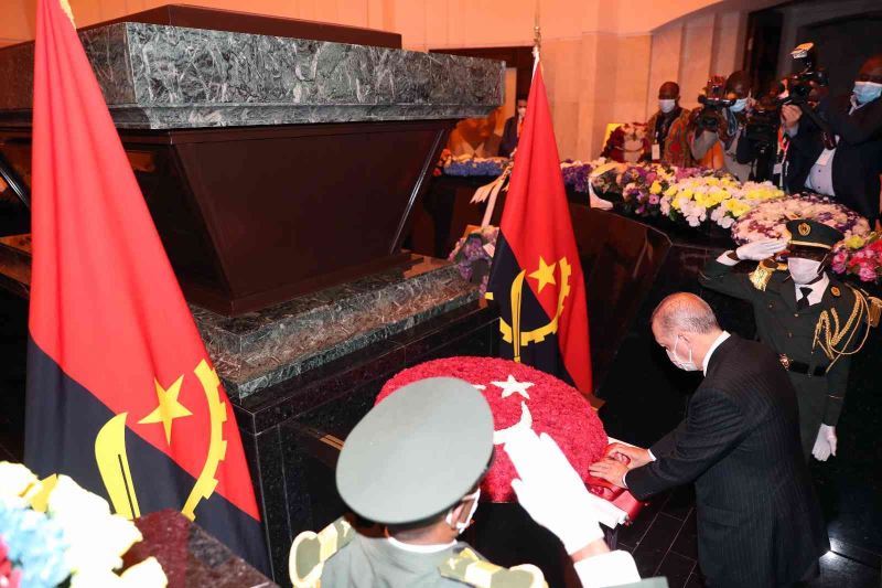 Cumhurbaşkanı Erdoğan, Angola’nın ilk Devlet Başkanı Antonio Agostinho Neto’nun anıt mezarını ziyaret etti
