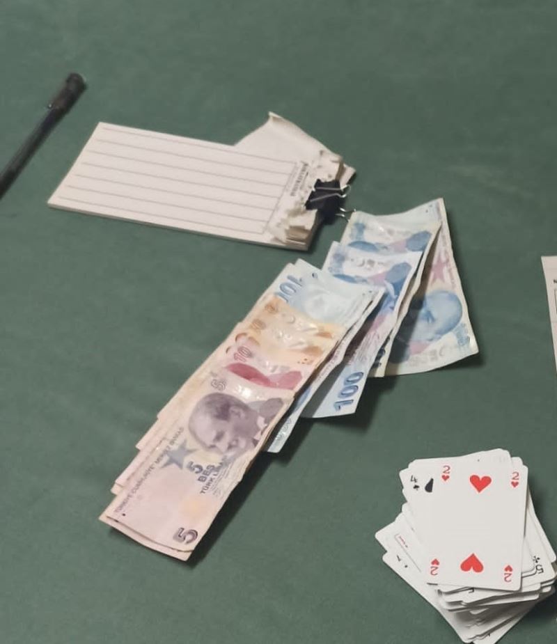 İş yerinde kumar oynayan 5 kişiye 6 bin 680 TL ceza kesildi
