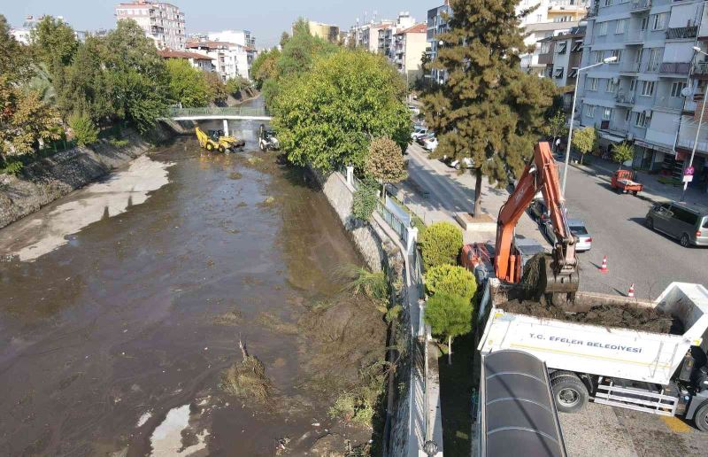 Efeler Belediyesi Tabakhane Deresi’ni temizliyor
