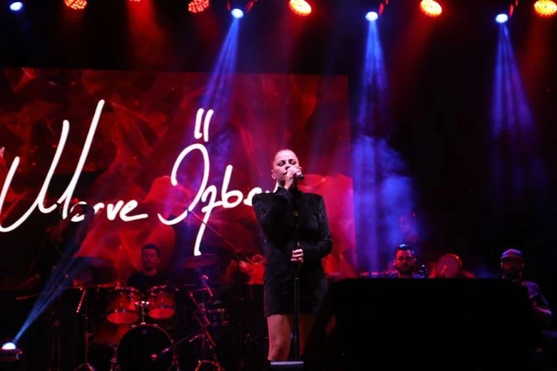 Merve Özbey, Bodrum Kalesini yıktı geçti
