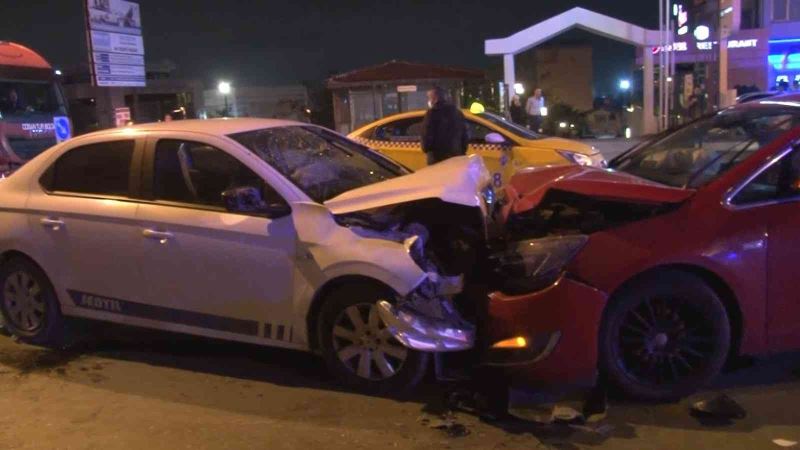 Pendik’te iki otomobil kafa kafaya çarpıştı: 4 yaralı
