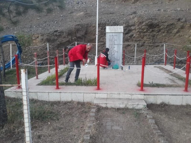 Bingöl’de şehit kabirlerinin bakımı yapılarak yıpranan bayraklar yenilendi
