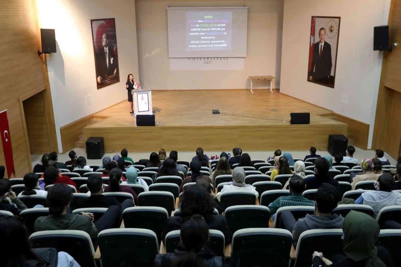 AİÇÜ’de ’Akılcı İlaç Kullanımı İçin Akıllı Eczacı’ konferansı düzenlendi
