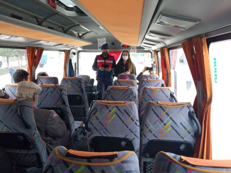 Jandarma sürücüleri denetlemek için minibüste yolcu gibi davrandı
