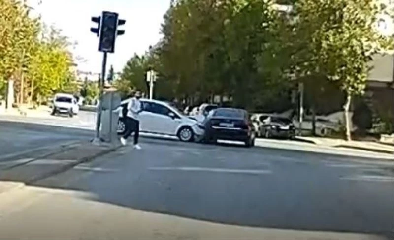 Elektrik kesilince trafik ışığı devre dışı kaldı, kaza kaçınılmaz oldu
