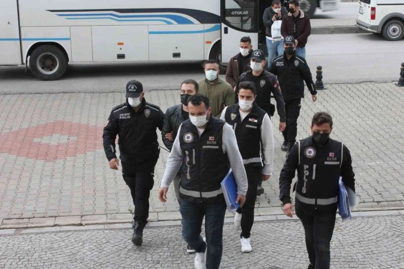 Çanakkale’de eğlence mekanlarına çöken çete çökertildi
