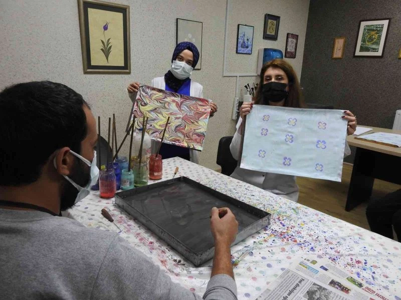 Yatarak tedavi gören hastalara sanat dallarıyla rehabilitasyon
