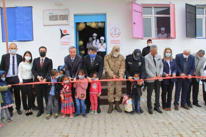 Hamur’da TÜBİTAK 4006 Bilim Fuarı açıldı
