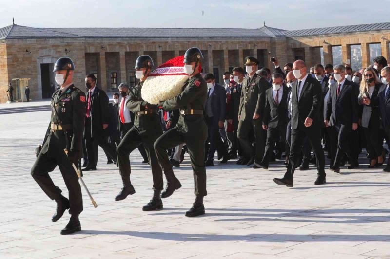 İçişleri Bakanı Soylu 81 ilden gelen muhtarlarla Anıtkabir’i ziyaret etti
