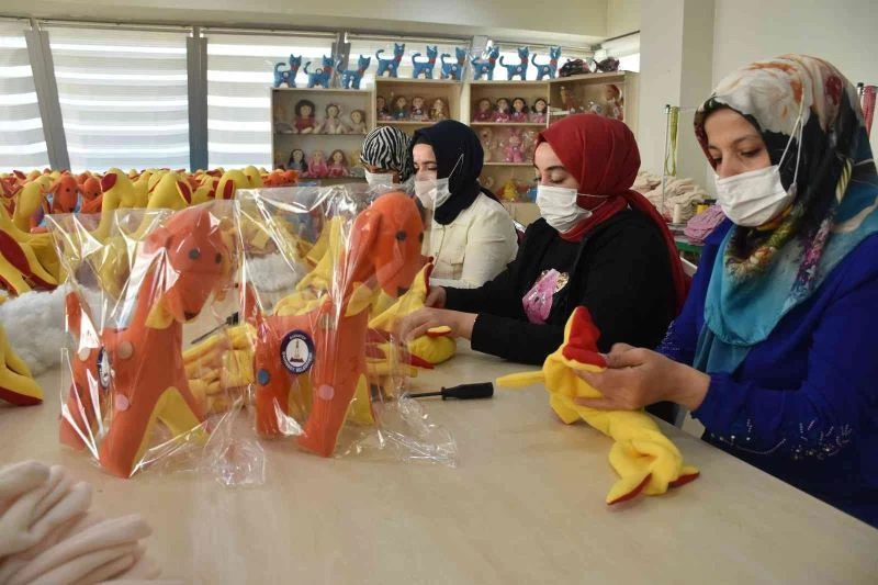 Ev hanımları hem üretiyor hem de aile bütçesine destek oluyor
