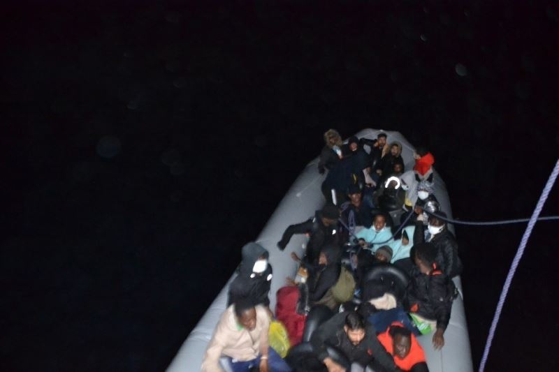 Kuşadası açıklarında 28 düzensiz göçmen kurtarıldı
