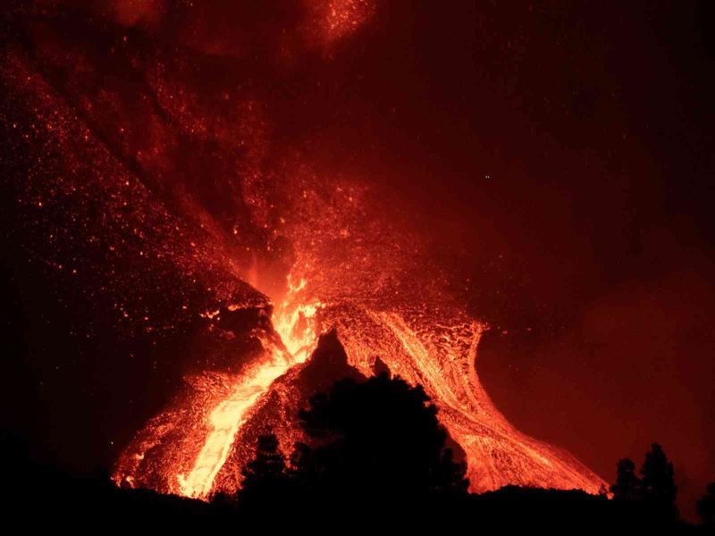 La Palma’daki yanardağ felaketi tam 1 aydır sürüyor
