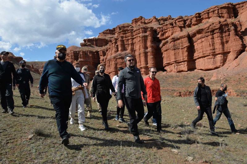 Turistlerin yeni gözdesi Narman Peri Bacaları
