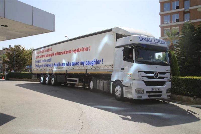 Lösemi hastası kızını tedavi eden doktorlara tırına astırdığı afişle teşekkür etti