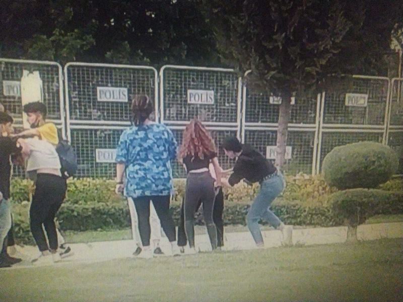 Liseli kız öğrenciler okul çıkışı parkta yumruk yumruğu kavga etti
