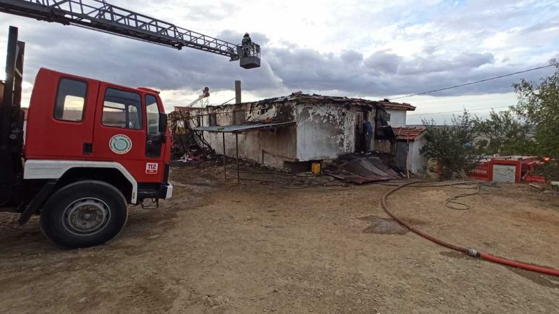 Malkara’da 2 ev yandı: 1 kişi hastanelik oldu
