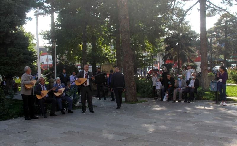 (Özel) Popüler sanatçılara inat 5 bin yıllık âşıklık geleneğini yaşatmaya çalışıyorlar
