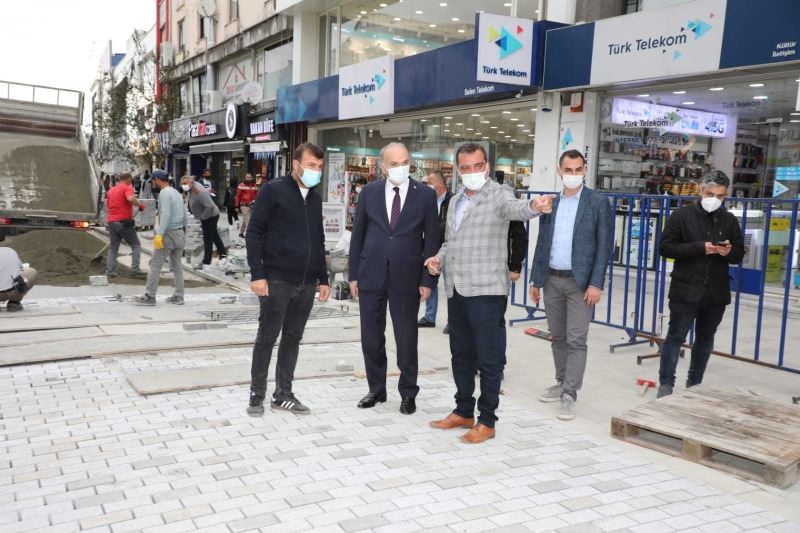 İki büyük meydan nezih bir cadde ile bağlanıyor
