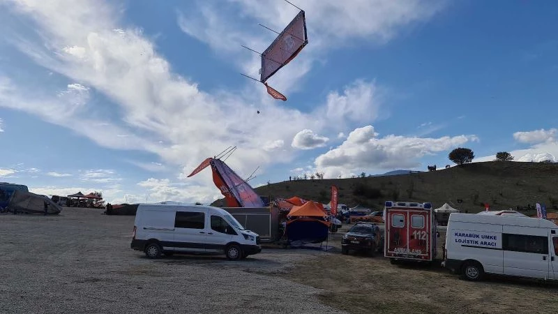 Off-Road yarışları sırasında oluşan hortum çadırları uçurdu
