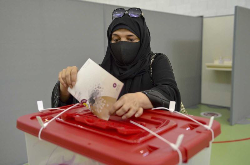 Katar’da ilk kez yapılan Şura Meclisi seçimlerine katılım oranı yüzde 44
