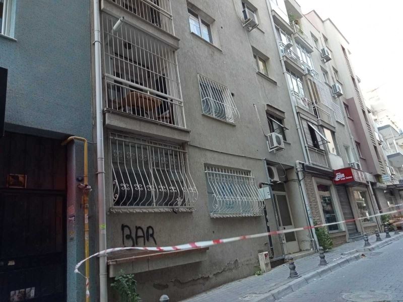 İzmir’de çatlaklar meydana gelen bina boşaltıldı
