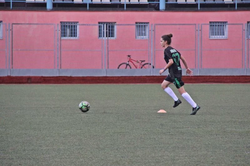 Golleriyle adından söz ettiren genç kadınlar, yeni sezon için iddialı
