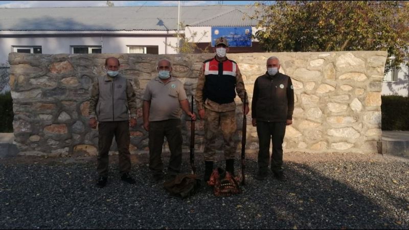 Elazığ’da yasa dışı avlanan 2 kişiye ceza kesildi, 2 otomatik tüfeğe el konuldu
