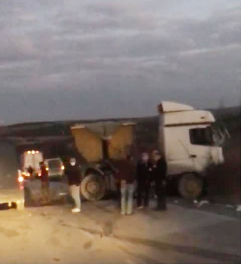 Arnavutköy’de hafriyat kamyonu bariyerlere çarpıp ters döndü, sürücü ağır yaralandı
