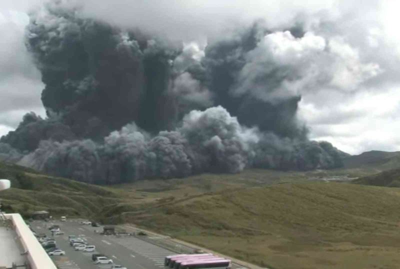 Japonya’da volkanik hareketlilik alarmı: Aso Yanardağı’nda patlama meydana geldi
