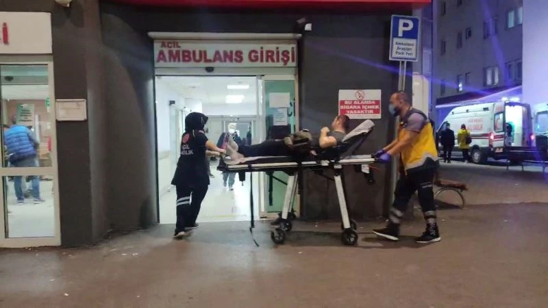 Alkollü şahıslar omuz atıp tartıştıkları 2 kardeşi bıçaklayıp kaçtılar
