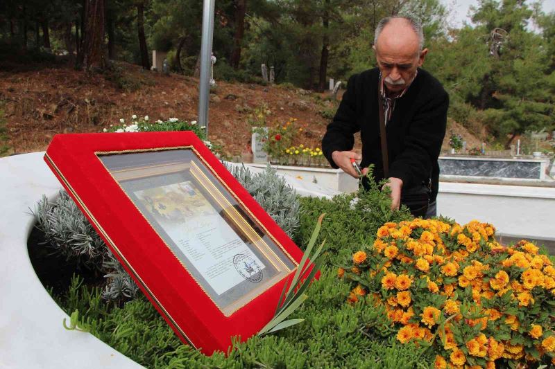 19 aylık hukuk mücadelesinin ardından şehitlik belgesiyle oğlunun mezarına gitti
