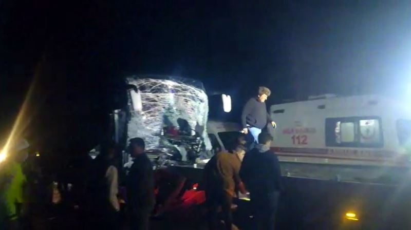 Afyonkarahisar’da otobüs tıra arkadan çarptı: 11 yaralı
