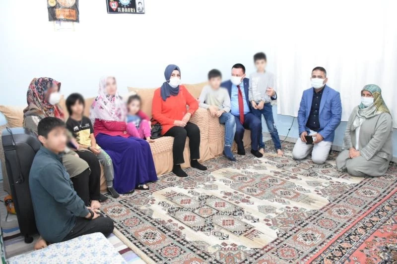 İşitme engelli anne ile psikiyatri hastası babanın hikayesi yürek burktu
