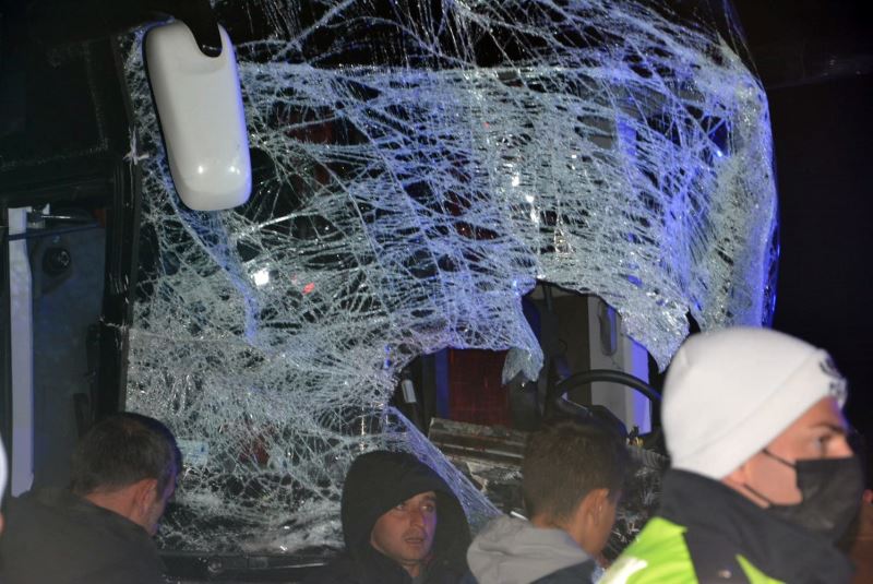 Afyonkarahisar’da yolcu otobüsü tıra çarptı: 1’i ağır 12 yaralı
