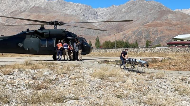 Tunceli’de askeri helikopterler, kurtarma operasyonları ile yemleme çalışmalarında da kullanılıyor
