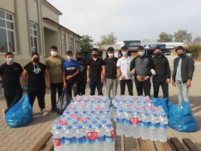 Liseliler çevrelerini temizliyor, sularını içiyorlar
