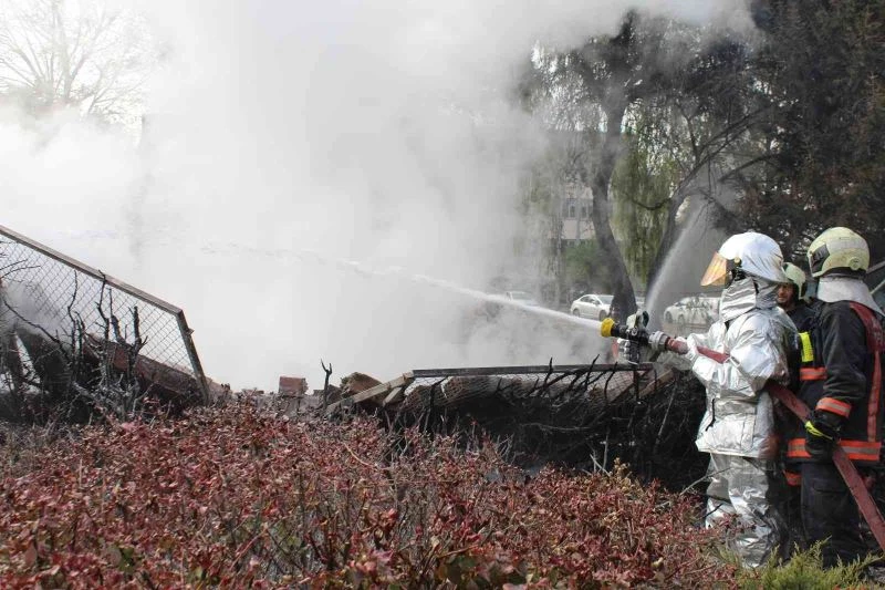MTA bahçesindeki yangında soğutma çalışmaları devam ediyor
