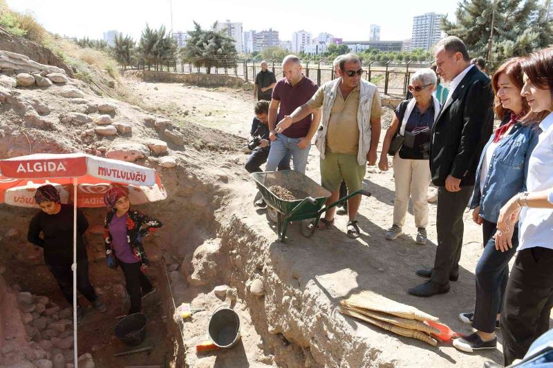 Başkan Seçer, 9 bin yıllık Yumuktepe Höyüğünü gezdi
