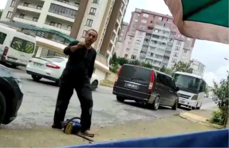 Evinin önünde yeğeninin hamsi satmasını istemeyen amca motorlu testereyle tezgahı parçaladı
