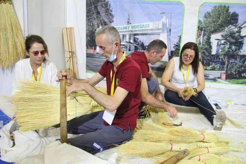 Dedelerinden öğrendikleri yöntemle süpürgecilik mesleğini yaşatmaya çalışıyorlar
