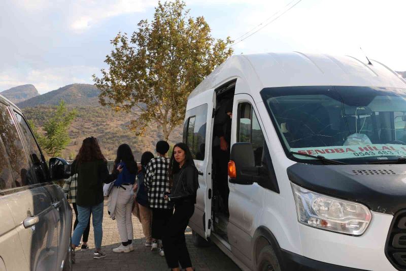 Bu beldede öğrenci servisi ve şehir içi ulaşım ücreti belediye başkanı tarafından karşılanıyor
