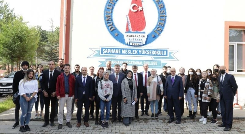 Şaphane MYO’yu kongrede temsil eden öğrencilere ödül
