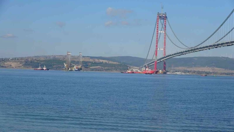 Dev platform 57 metre suya batırılarak 1915 Çanakkale Köprüsü altından geçti
