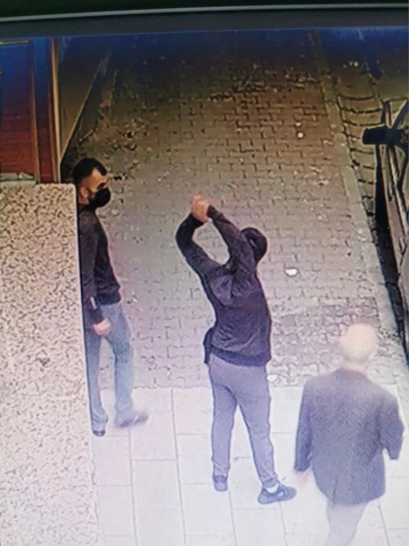 Küçükçekmece’de önce hırsızlık yaptılar sonra güle oynaya kaçtılar
