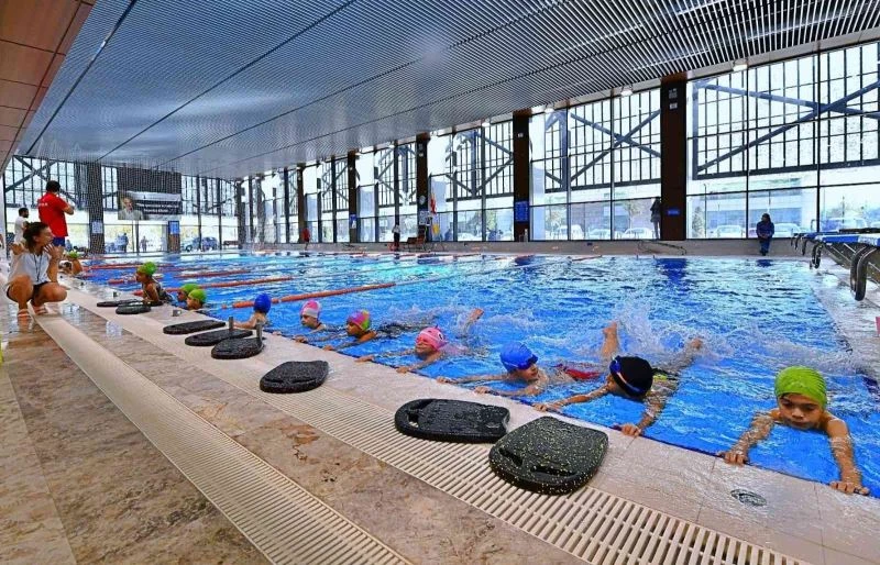 Geleceğin yüzücüleri Havuz İzmir’de yetişiyor
