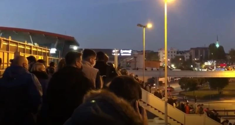 Metrobüs köprüsünde korkutan kalabalık
