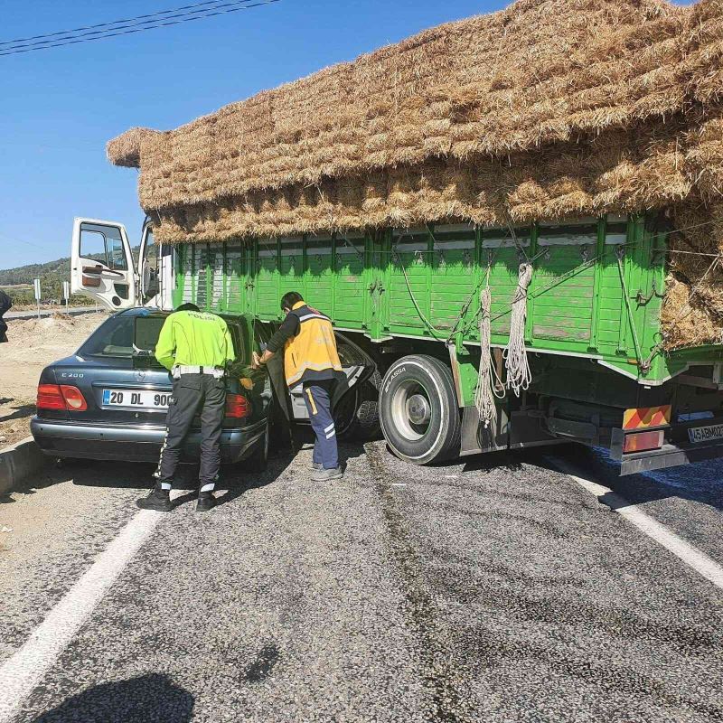 Saman yüklü kamyona otomobil çarptı: 4 yaralı
